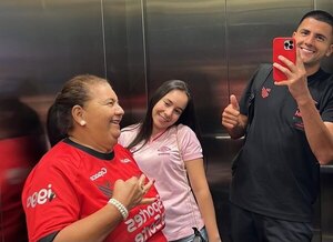 Versus / Mateo Gamarra se une a la fiebre y le da flor de regalo a su señora madre