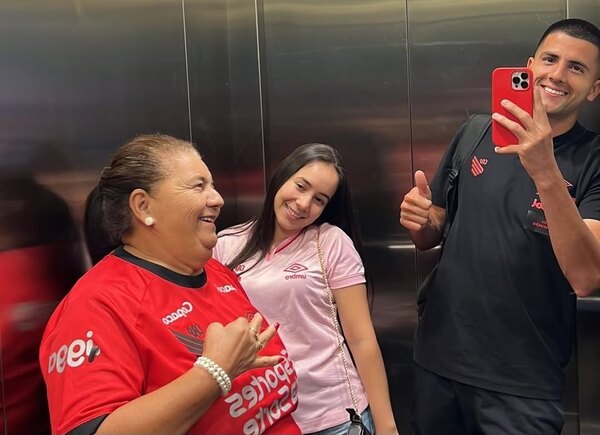 Versus / Mateo Gamarra se une a la fiebre y le da flor de regalo a su señora madre