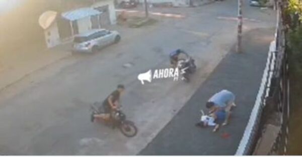 (VIDEO) Arriero infeliz noqueó a su “lapa” en plena calle