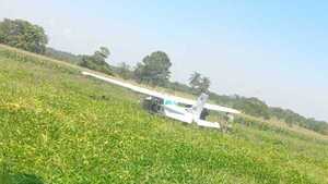 Curuguaty: Avión de Fuerza Aérea aterriza de emergencia en un sojal