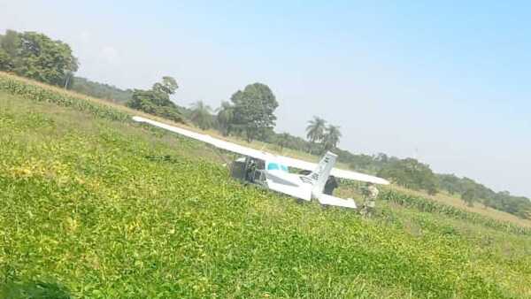 Curuguaty: Avión de Fuerza Aérea aterriza de emergencia en un sojal