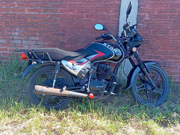 Delincuentes asaltan a cambista y abandonan motocicleta utilizada en el atraco