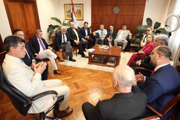 Ministro Víctor Ríos recibió a representantes del gremio de abogados