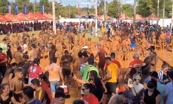 Miles de personas se embarraron y bailaron en la Fiesta del Tujú en Nueva Londres – Prensa 5
