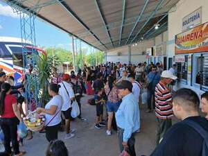 Gran movimiento de viajeros en la terminal provisoria de Villarrica por fiestas de fin de año   - Nacionales - ABC Color