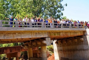 GOBIERNO DE ITAPÚA ENTREGA NUEVO PUENTE EN COLONIA 7 DE AGOSTO DE CARLOS A. LÓPEZ - Itapúa Noticias