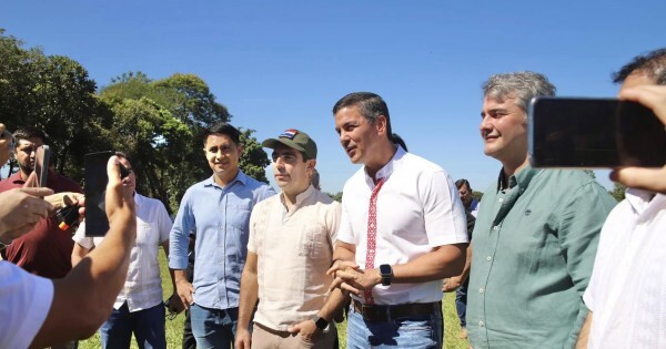 Peña visita Caaguazú escoltado por Soto y con Beto en segundo plano