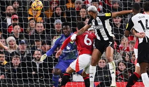 Versus / Sin Almirón, el Newcastle también se aprovecha de un hundido Manchester United