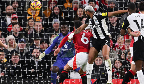 Versus / Sin Almirón, el Newcastle también se aprovecha de un hundido Manchester United
