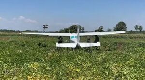 Avioneta causa susto en Canindeyú al tener que bajar de emergencia con tres milicos dentro