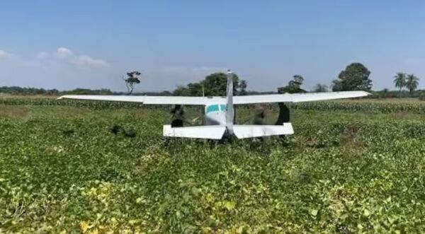 Avioneta causa susto en Canindeyú al tener que bajar de emergencia con tres milicos dentro