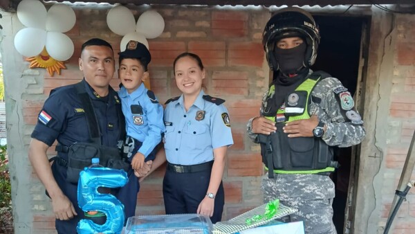 Policías comparten un momento de alegría con un niño en su cumpleaños en Concepción