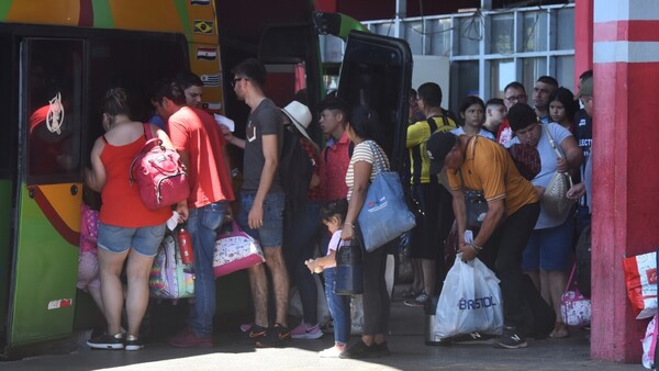 Ansiosos por reencontrarse con familiares y despedir el año