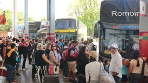 Movi­miento de pasajeros en Estación de Buses de Asun­ción es incesante - 1000 Noticias