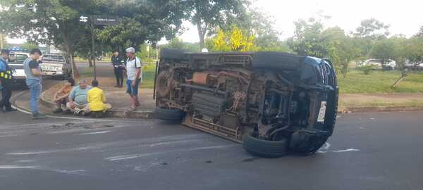 Accidente de tránsito en Barrio Villa Cándida de Encarnación deja daños materiales importantes