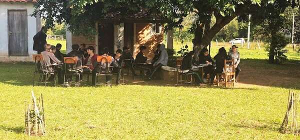 Clases bajo árboles y Hambre Cero que no alcanza: así fue la educación en 2024 - Nacionales - ABC Color