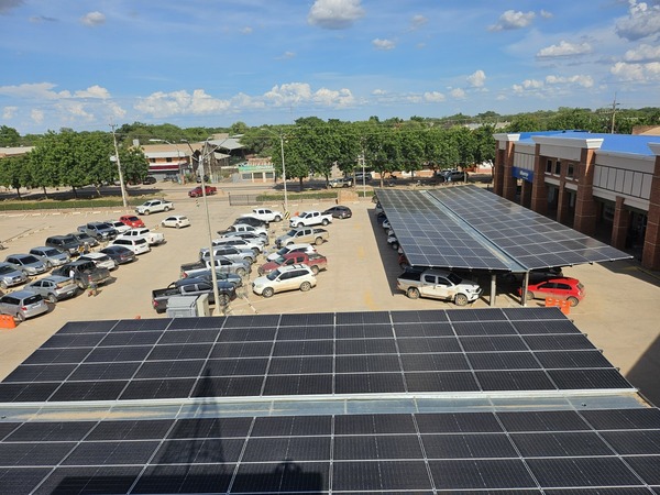 Estacionamiento solar de la Cooperativa Fernheim produce alrededor de 155.000 kWh anuales