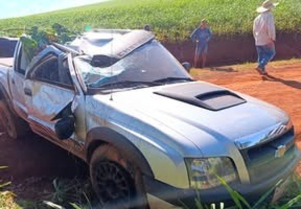 HOMBRE MUERE TRAS VUELCO DE CAMIONETA