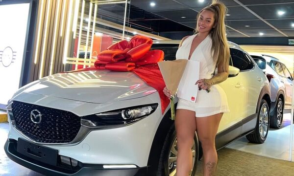 [VIDEO] ¡Ndetavyonde! Cuerona se autorregaló una camionetaza