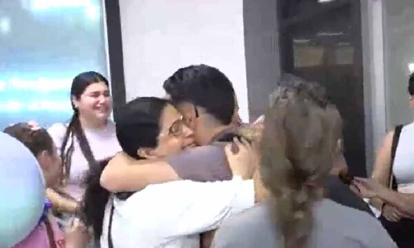 El abrazo más anhelado: Entre lágrimas y alegría, migrantes vuelven a sus familias por las fiestas – Prensa 5