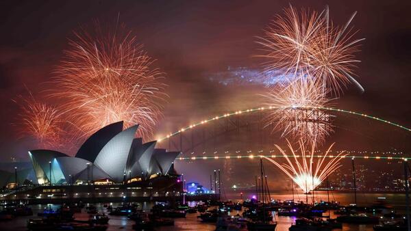 Sídney da la bienvenida al 2025 con fuegos artificiales iluminando el cielo