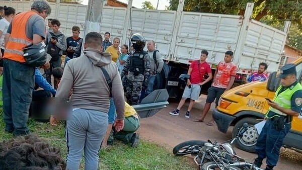 Video: Dos fallecidos en impactante accidente con un semirremolque