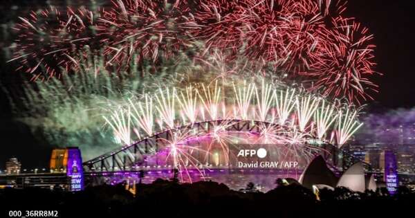 La Nación / En Australia, la población ya recibió el 2025 con toneladas de fuegos artificiales