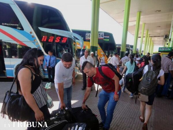 Muchos pasajeros en la Estación de Buses por Año Nuevo