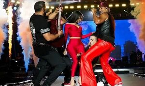 [VIDEO] Integrante de Aventura es criticado por gesto indecente hacia una mujer en pleno concierto