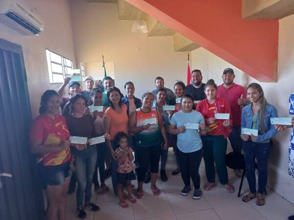 Gobernación de Alto Paraguay finiquita entrega de becas a jóvenes estudiantes