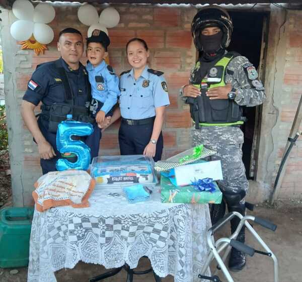 Un niño disfrutó un momento único en su cumpleaños gracias a un grupo de policías - trece