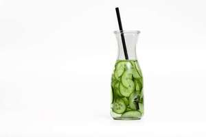 Dos recetas de aguas saborizadas desintoxicantes para el primer día del año - Gastronomía - ABC Color