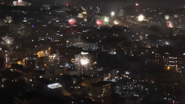 Video: En Nápoles prohibieron los fuegos artificiales y así respondió la gente en Año Nuevo