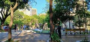 Grupos de amigos y familias amanecieron en las calles y plazas en el primer día del año - Nacionales - ABC Color