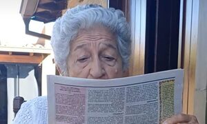 (VIDEO)¡Abuelita es fanática del Popu y lee de maravilla!