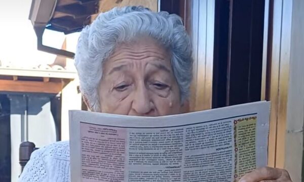 (VIDEO)¡Abuelita es fanática del Popu y lee de maravilla!