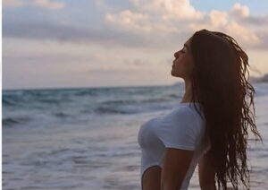 Cuerona paraguaya recibió Año Nuevo con un chapuzón sexy en el océano de Miami
