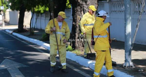 Diario HOY | Cuadrillas aprovecharon feriado para realizar limpieza en calles y avenidas de Asunción