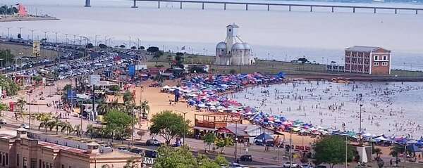 Miles de turistas aplacan el calor el primer día del año en la playa San José de Encarnación - Viajes - ABC Color
