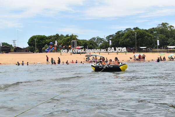 Ayolas: playas fueron el destino para aplacar las altas temperaturas del primer día del 2025 - Nacionales - ABC Color