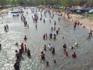 Bañistas copan el arroyo Tapiracuai para aplacar el calor  - Nacionales - ABC Color