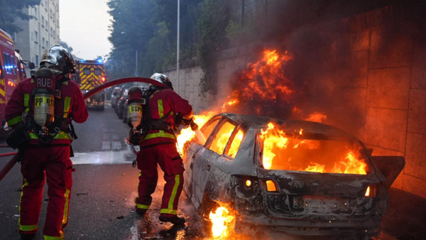 Detenidas 420 personas y 984 coches incendiados en altercados en Nochevieja en Francia