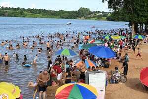 Masiva concurrencia de bañistas para aplacar el calor en la costanera de Ciudad del Este - ABC en el Este - ABC Color