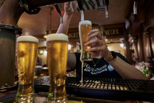 ¿Cuántas calorías tiene un vaso de cerveza y cómo influye en la salud?