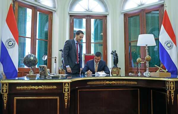 Peña promulgó Ley del PGN 2025 que aprueba autoaumentos a legisladores - Economía - ABC Color