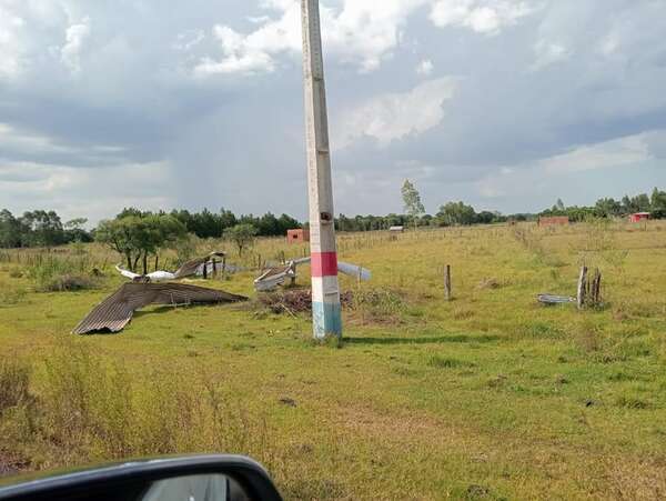 Caazapá: fuertes vientos derribaron árboles, tinglados y cables eléctricos - Nacionales - ABC Color