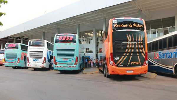 Transportistas rechazan suba de tarifa en Estación de Buses y suben a pasajeros en la calle