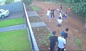 (Video) Moquete en plena calle deja a un tipo nocaut
