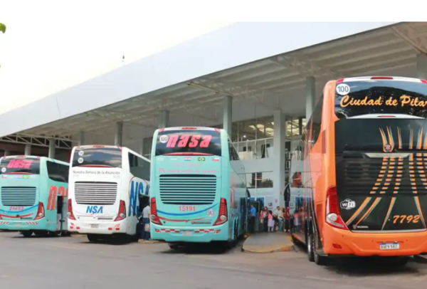Transportistas rechazan aumento de tarifas y suben a pasajeros en la calle