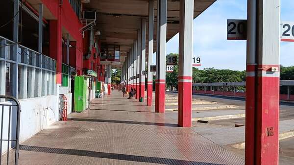 Asunción: colectivos alzan pasajeros fuera de la Estación de Buses en protesta a tarifazo de Nenecho - Nacionales - ABC Color